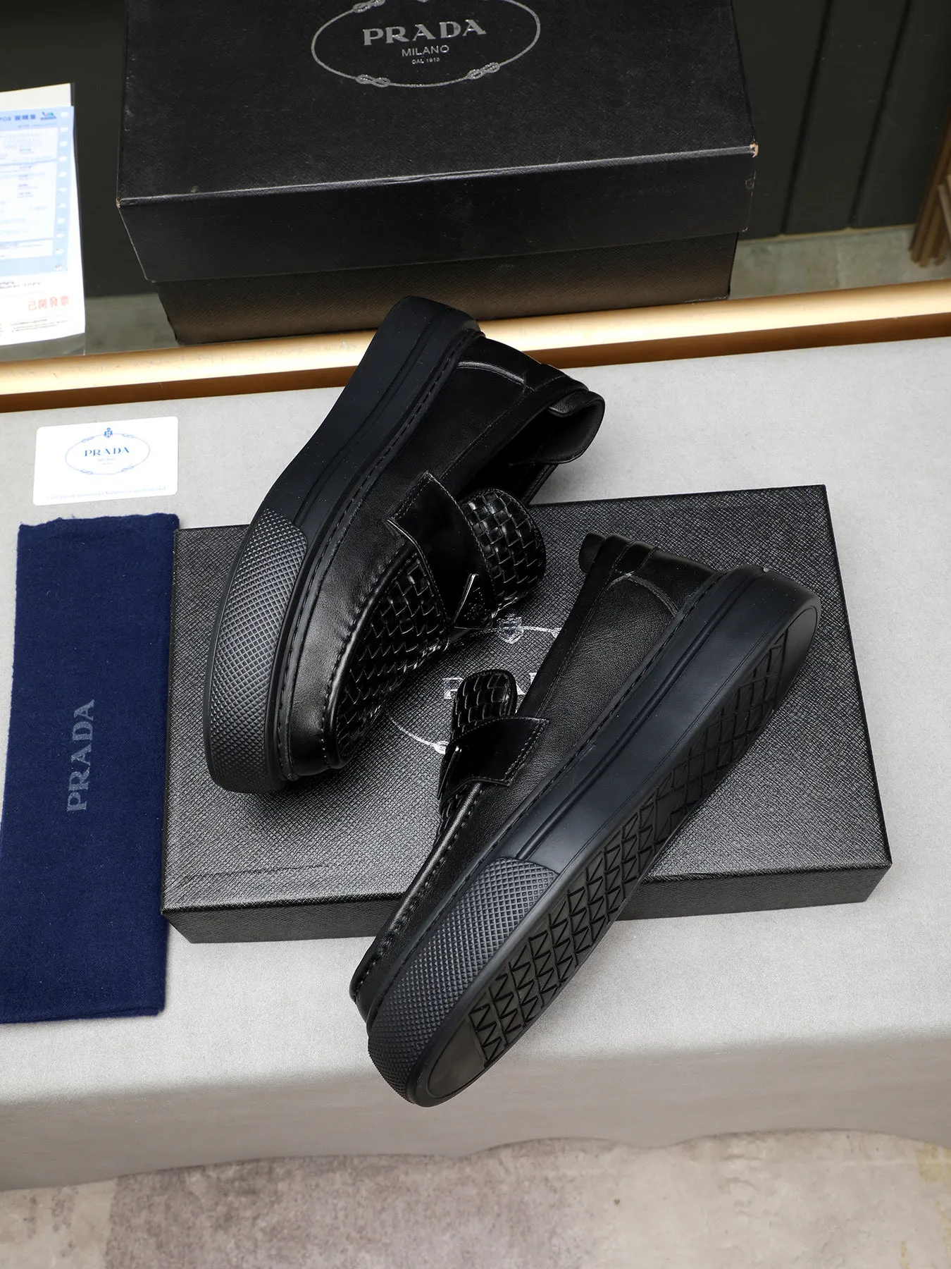 Men's Men's Shoes 💰500 Prada/Prada Men's new casual shoes, this upper is made of imported calfskin + sheep lining! The outsole is made of non-slip foam outsole, which feels good on your feet and is a fashionable and stylish item!  Size: 38-44 (45 customized)
